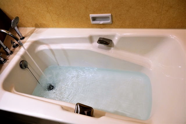 浴槽のひび割れコーキングは自分で出来る 補修方法や業者の費用相場は 家事lovers